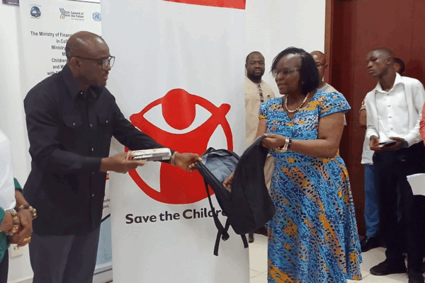 Save-The-Children-Donates-493-School-Kits