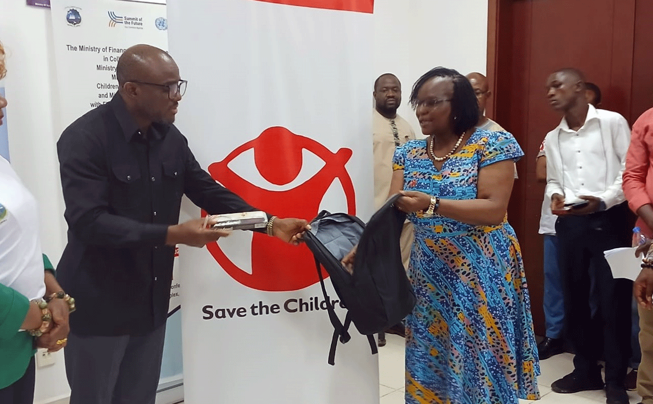 Save-The-Children-Donates-493-School-Kits