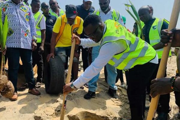 Macdonald-Metzger,-Deputy-Chief-of-Office-Staff-for-Administration-In-the-Office-of-the-Vice-President-of-Liberia,-Launch-Tree-Planting-Exercise