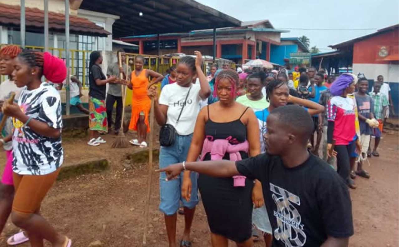 Senator-Edwin-Melvin-Snowne-of-Bomi-County--Offers-Vacation-Jobs-To-Bomi-Students