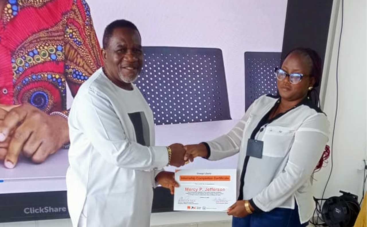 Labour-Minister-Presents-Certificate-To-Vacation-Job-Student