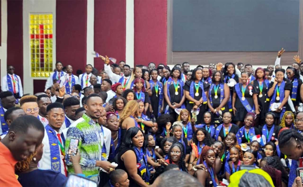 4Life-Zoe-Graduates-Class-35