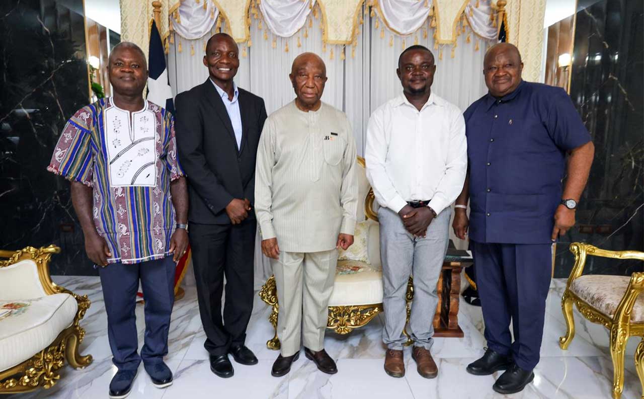 President-Joseph-N.-Boakai-Poses-for-a-Photo-with-Administrators-of-CAN-University-in-Lofa