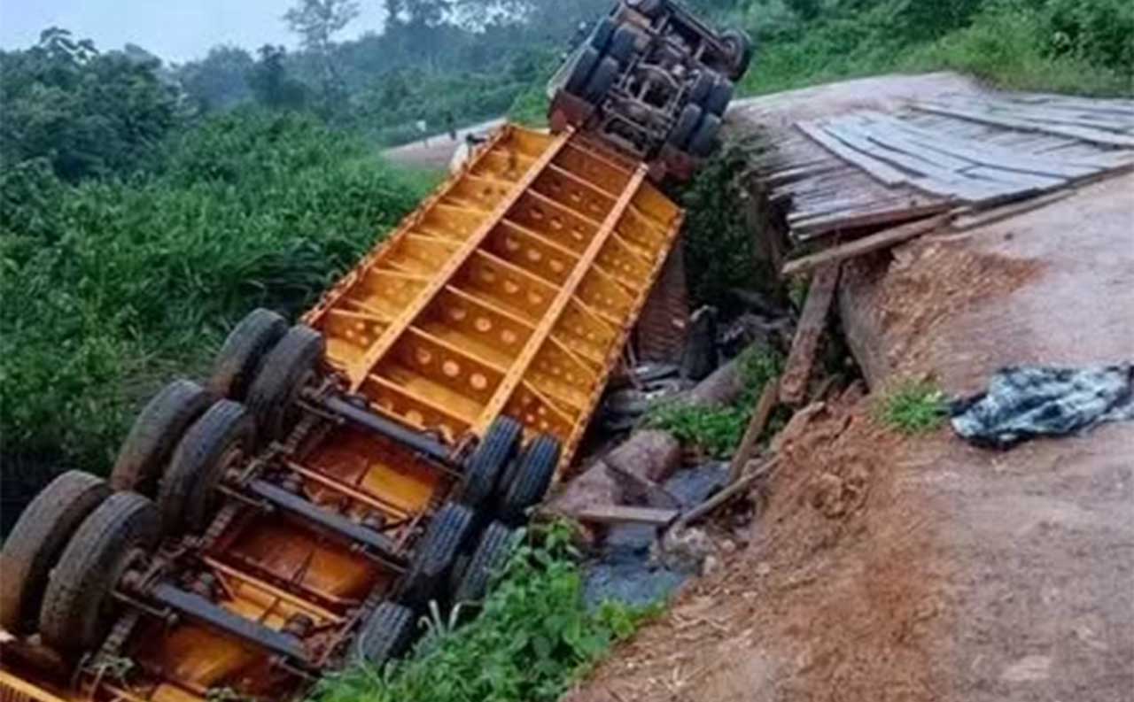 Lowbed-Trailer-Carrying-Excavator-Plunges-Into-Gen-River
